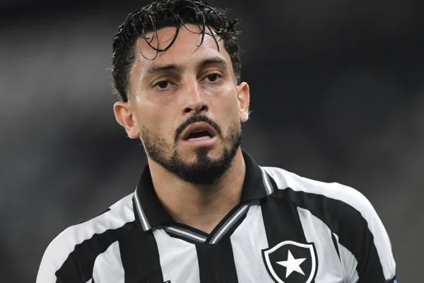 Alex Telles lidera lista de cinco que podem deixar o Botafogo em dezembro