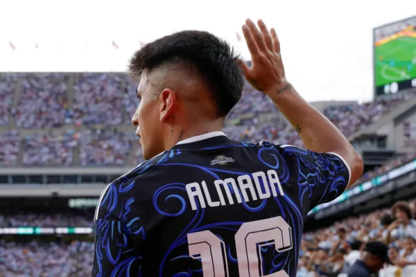 Thiago Almada: futuro incerto e Flamengo na jogada após Copa