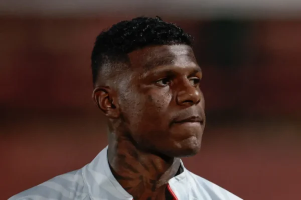 Cuca quer Arboleda no Santos, mas diretoria espera sinal da torcida