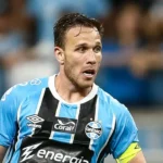 Novela Arthur no Grêmio: negociação trava e jogador pode ficar no Brasil