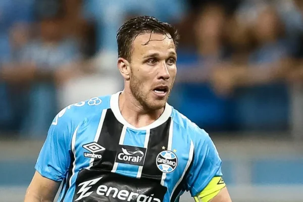 Novela Arthur no Grêmio: negociação trava e jogador pode ficar no Brasil