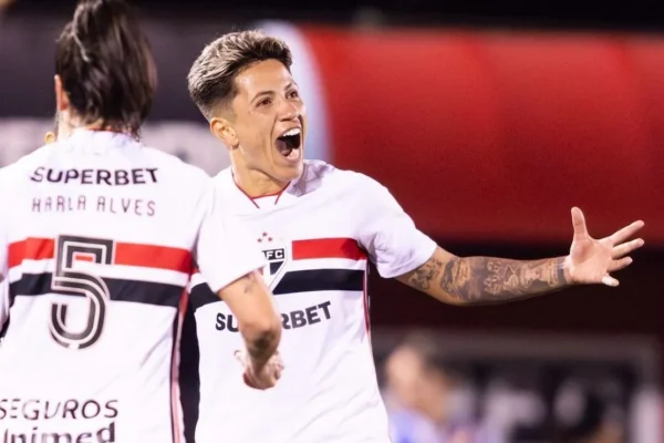 Bia Menezes: resiliência e superação no futebol feminino