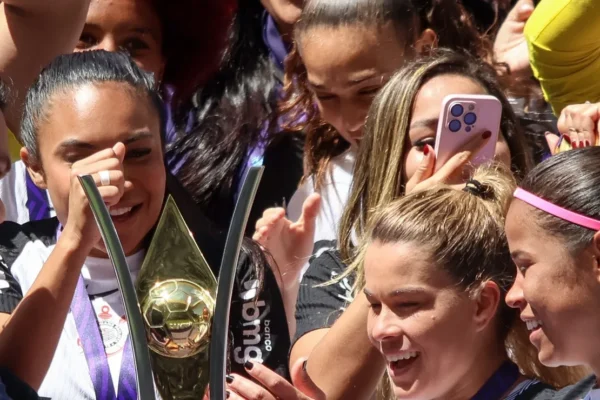Corinthians acerta direitos de imagem do feminino, mas dívidas seguem