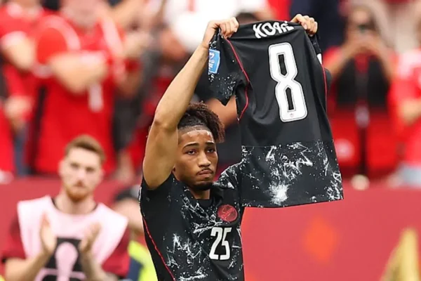 Canadá goleia Catar por 6 a 0, mas perde Koné com fratura grave