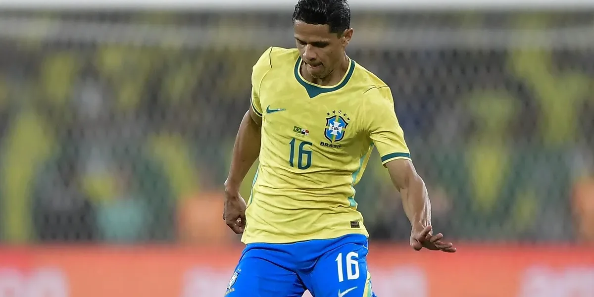 Flamengo de olho em Douglas Santos na Copa enquanto estuda vender Ayrton Lucas