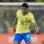 Flamengo de olho em Douglas Santos na Copa enquanto estuda vender Ayrton Lucas