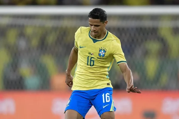 Flamengo de olho em Douglas Santos na Copa enquanto estuda vender Ayrton Lucas