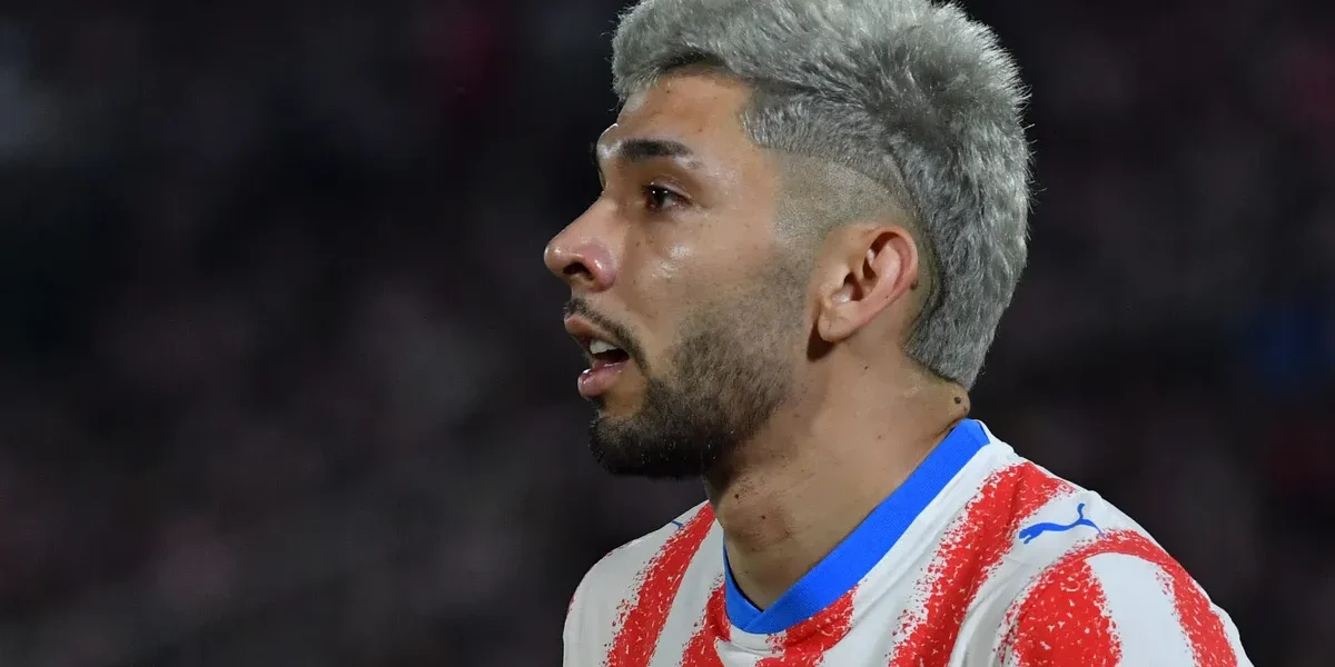 Enciso volta a treinar e pode tirar vaga de Maurício, do Palmeiras, na estreia do Paraguai