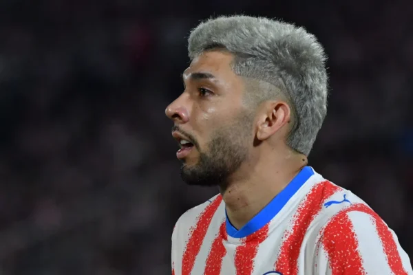 Enciso volta a treinar e pode tirar vaga de Maurício, do Palmeiras, na estreia do Paraguai