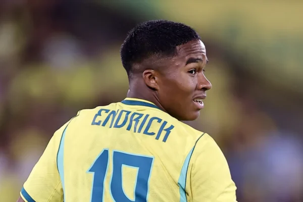 Endrick leva pancada de Casemiro em treino da Seleção e vídeo explode nas redes
