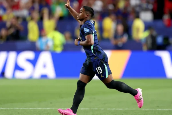 Endrick celebra estreia em Copa e manda recado: ‘Seguimos juntos’