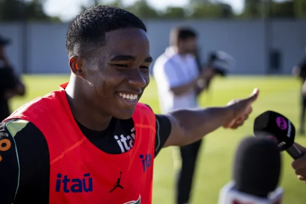 Endrick celebra gol da vitória sobre o Egito e exalta chance na Seleção