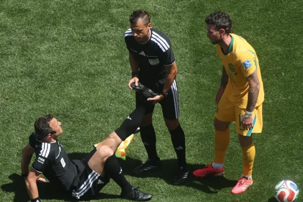 Árbitro que apitou EUA x Austrália já foi suspenso na Alemanha