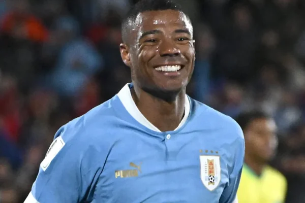 De La Cruz brilha na estreia do Uruguai e jornal o exalta: ‘Causou grande impacto’