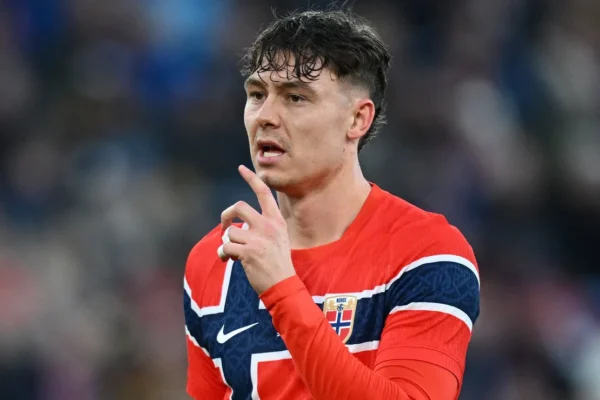 Técnico da Noruega debocha de atacante com febre: ‘Se não aguenta, manda pra casa’