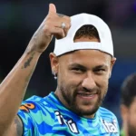 Neymar treina sem restrições, mas comissão freia pressa por volta na Copa