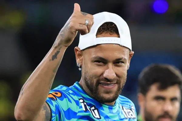Neymar treina sem restrições, mas comissão freia pressa por volta na Copa