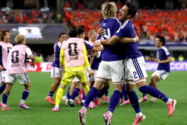 Vídeo: Japoneses param Tóquio para celebrar empate heroico com a Holanda na Copa