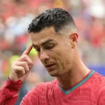 CR7 quebra silêncio após empate frustrante de Portugal na Copa: ‘Cabeça erguida’