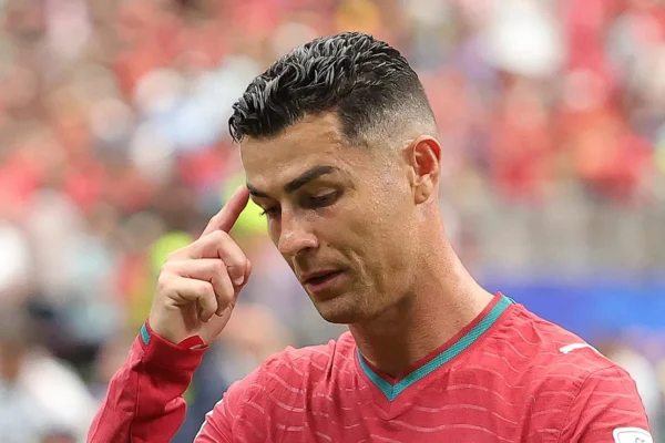 CR7 quebra silêncio após empate frustrante de Portugal na Copa: ‘Cabeça erguida’