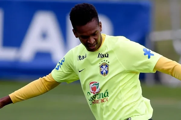 Jô aponta Endrick como favorito na briga pela camisa 9 da Seleção