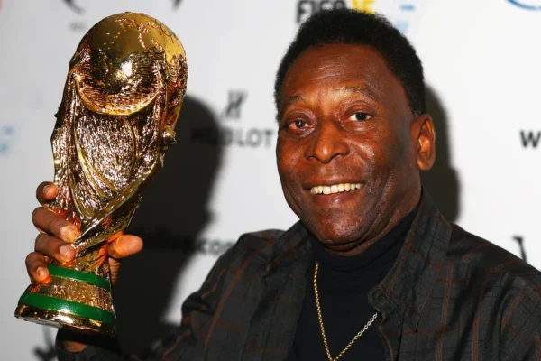 Pelé ganha homenagem com outdoors no México antes da Copa de 2026