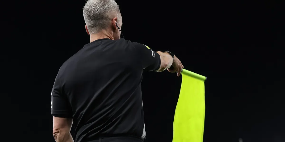 FIFA muda regra de impedimento na Copa: fim da bandeira atrasada