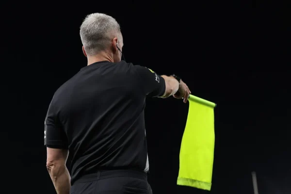 FIFA muda regra de impedimento na Copa: fim da bandeira atrasada