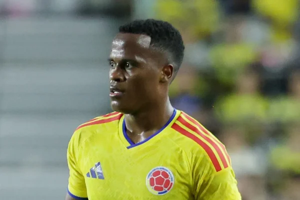 Jhon Arias, do Palmeiras, passa despercebido em vitória da Colômbia na Copa