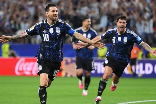 Messi entra no 2º tempo, faz golaço de falta e quebra recorde histórico na Copa
