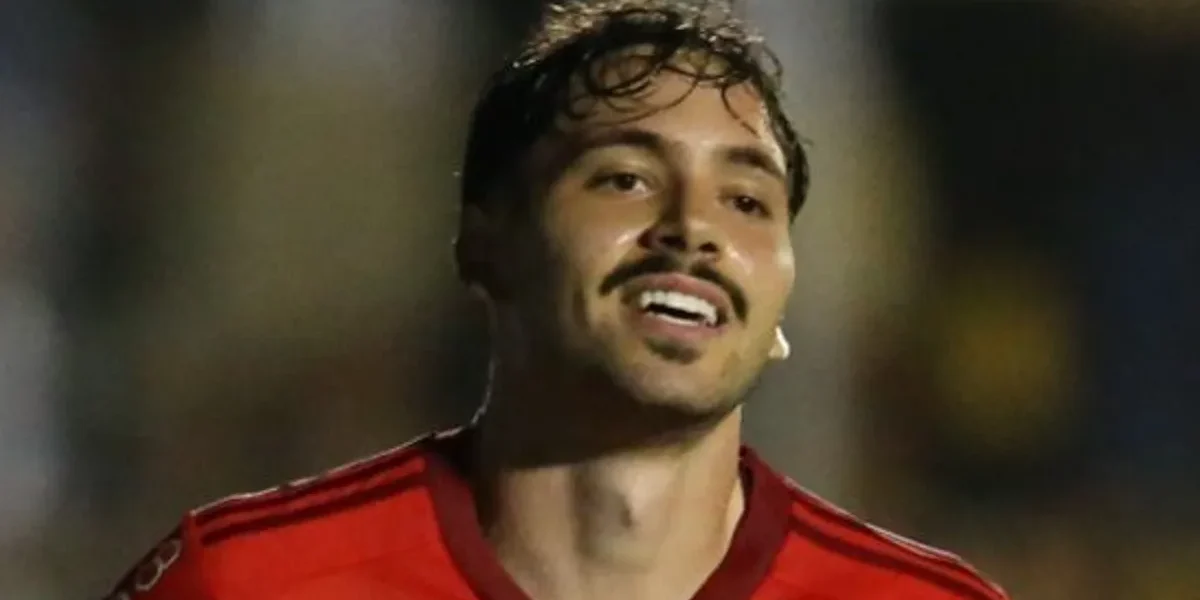 Maurício rouba a cena e é ovacionado em goleada do Paraguai