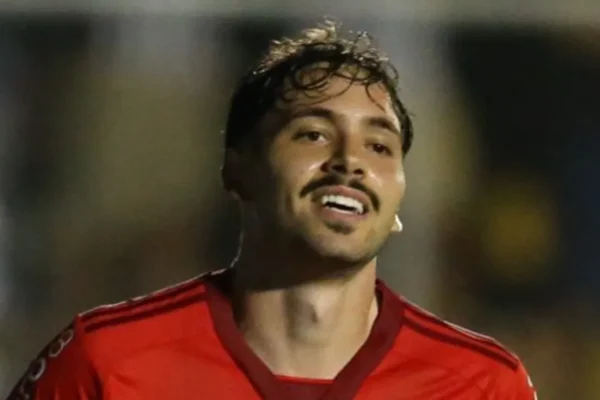 Maurício rouba a cena e é ovacionado em goleada do Paraguai