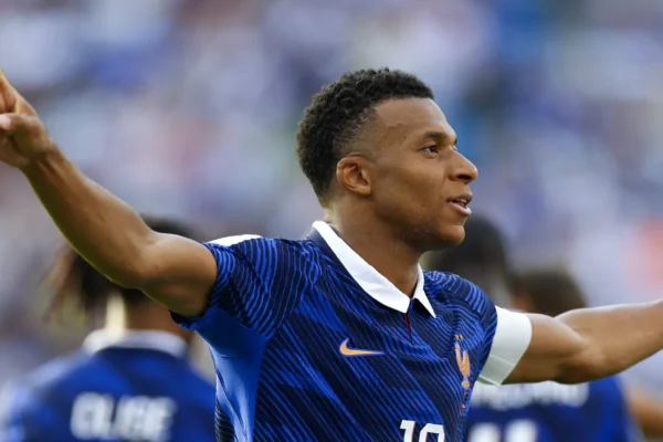 Mbappé brilha, França goleia e ele se aproxima de Messi na artilharia da Copa