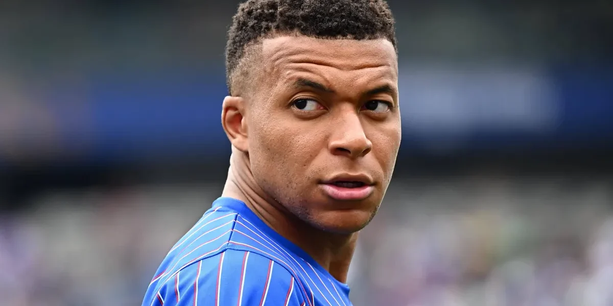 Mbappé apoia Deschamps após perda da mãe durante a Copa