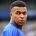 Mbappé apoia Deschamps após perda da mãe durante a Copa