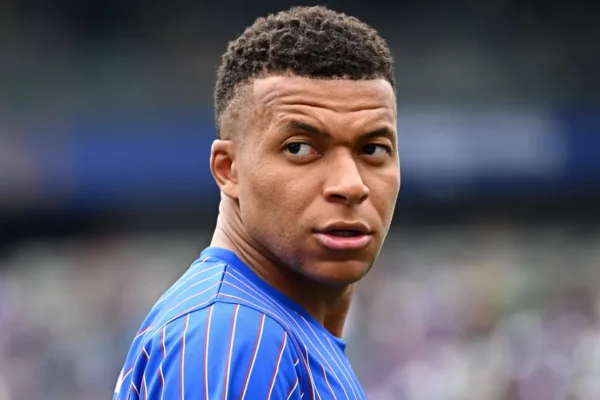Mbappé apoia Deschamps após perda da mãe durante a Copa