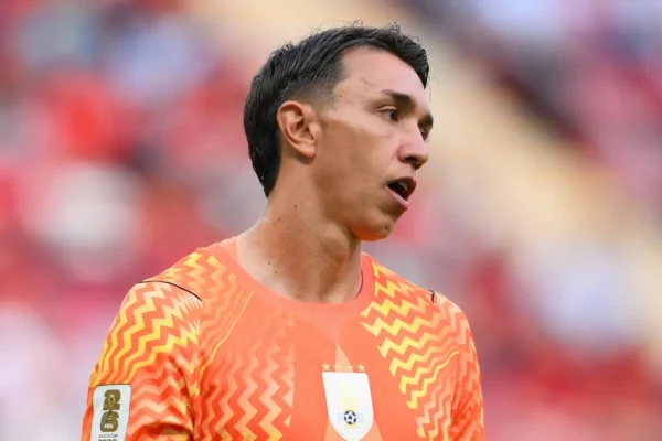 Muslera desaba após eliminação: pede desculpas e anuncia pausa na carreira