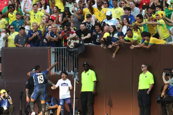 FIFA barra bandeirão de 30m com Pelé, Romário e Ronaldo na estreia do Brasil em 2026