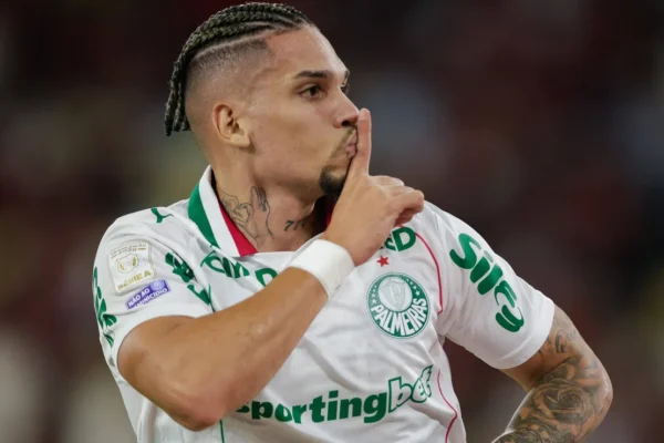 STJD vira o jogo e suspende Paulinho; Leila Pereira explode contra a decisão