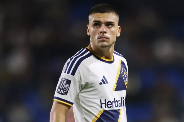 Cruzeiro negocia com Gabriel Pec, mas adota cautela com o LA Galaxy