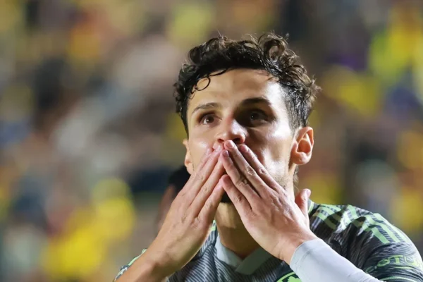Raphael Veiga não convence no México e pode voltar ao Palmeiras em 2027
