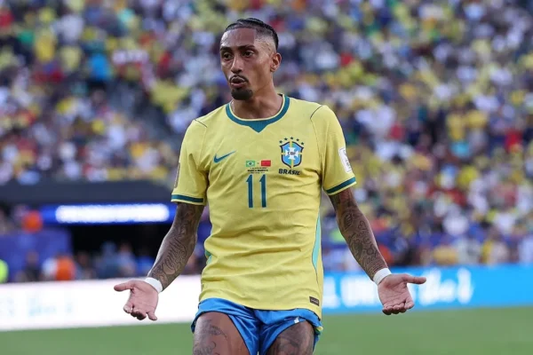 Raphinha acelera recuperação e pode voltar nas oitavas da Copa