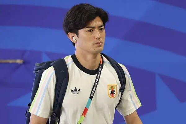 Zagueiro japonês estuda Brasil e alerta: ‘Foco total em Vini Jr. e Matheus Cunha’