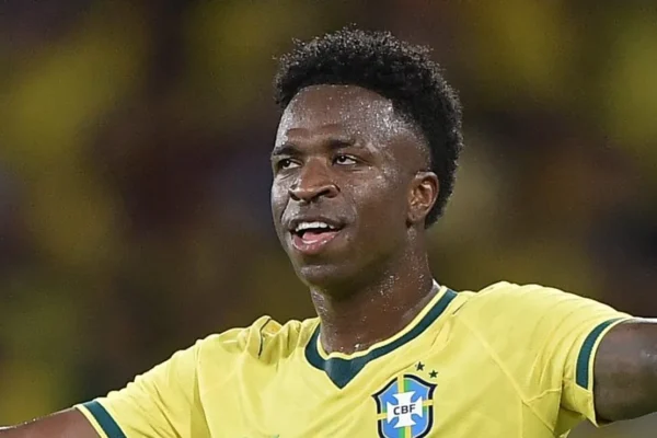 Vini Jr vira ídolo até dos rivais: jogadores do Panamá fazem fila por foto