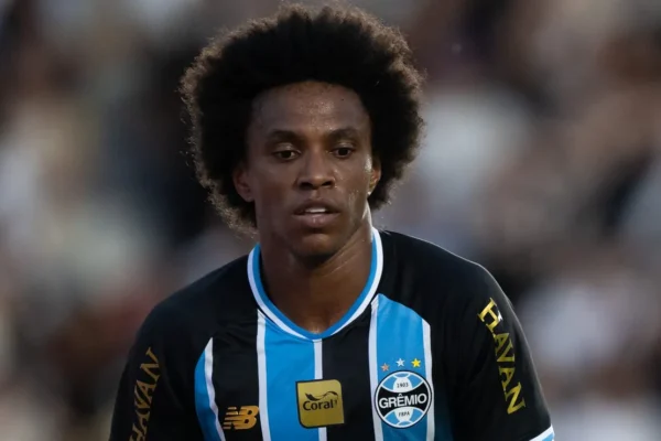 Willian desmente boatos de saída do Grêmio e encerra polêmica nas redes