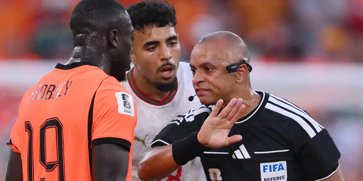 Wilton Sampaio troca cartões por diálogo em Holanda x Marrocos na Copa