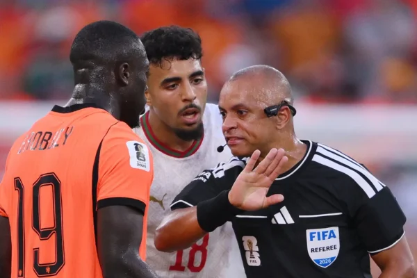 Wilton Sampaio troca cartões por diálogo em Holanda x Marrocos na Copa