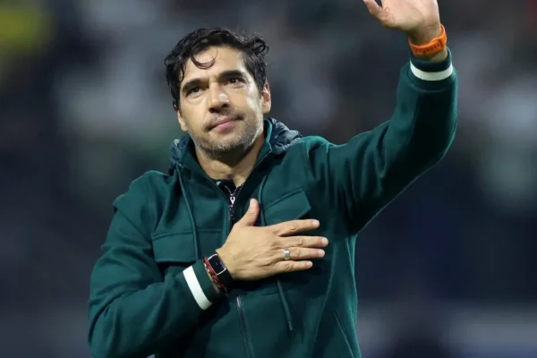 Abel Ferreira no Fulham? André Hernan descarta saída antes de 2027