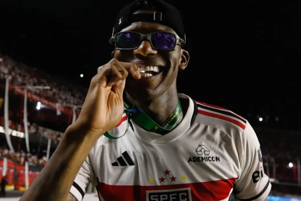 Santos tenta Arboleda de graça e oferece Zé Rafael ao São Paulo em troca