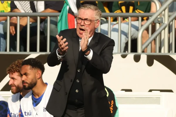 Ancelotti mantém 4-2-4 na Copa, mas com mudanças táticas conforme o rival
